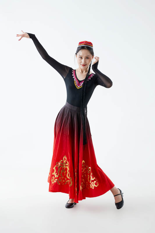 穿着新疆维吾尔族服饰跳舞的少女图片