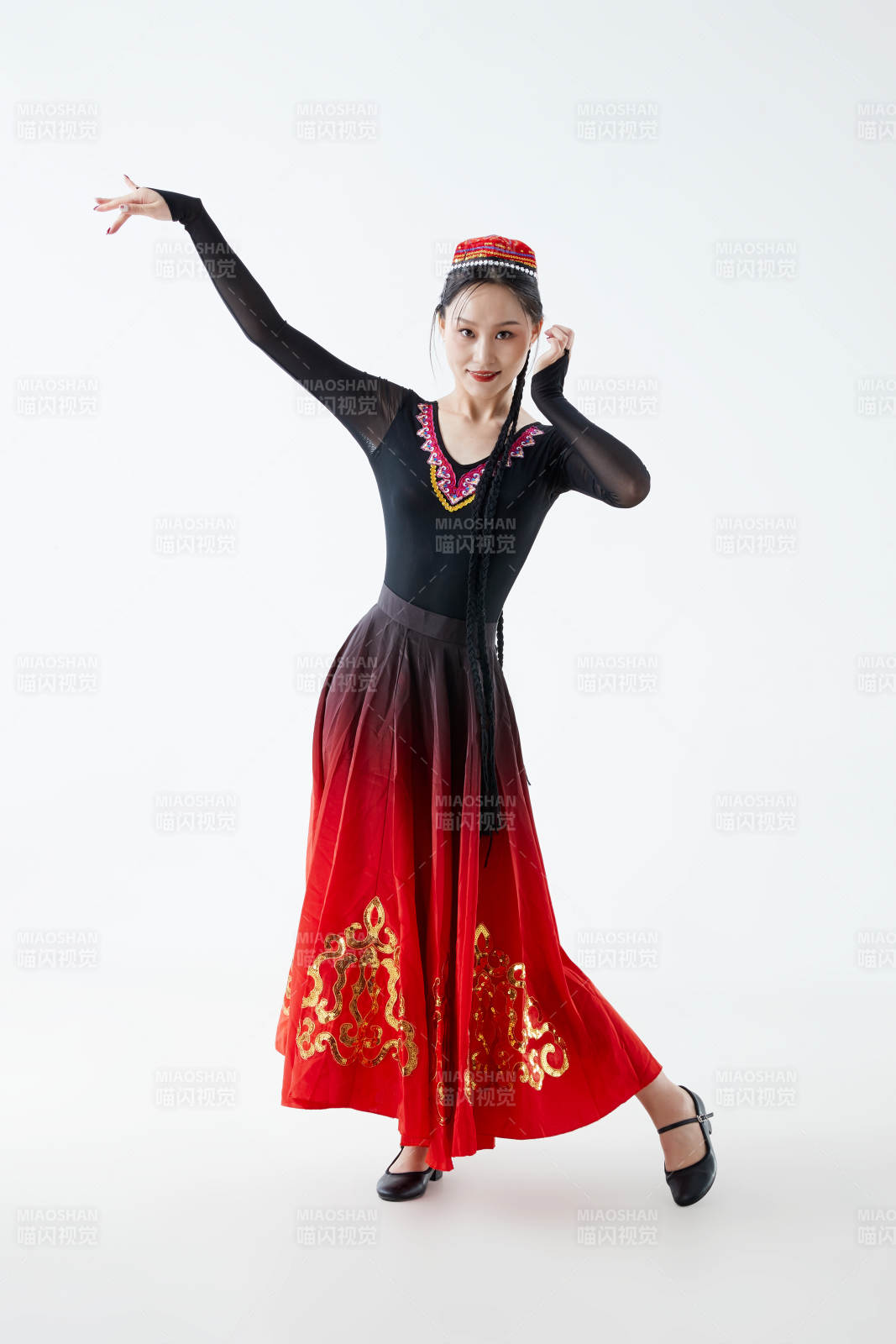 穿着新疆维吾尔族服饰跳舞的少女图片