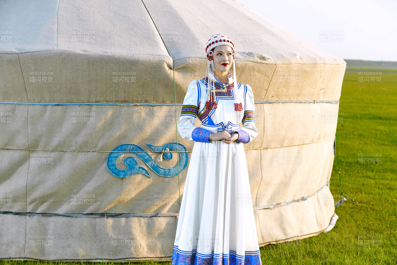 草原上穿着蒙古族传统服饰的亚洲年轻美少女图片