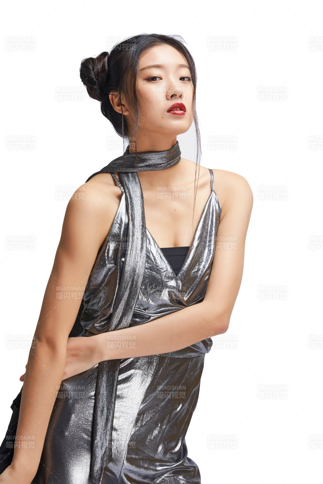 白色背景前的亚洲女性舞者图片