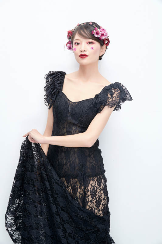 白色背景下的新娘彩妆美女人像图片