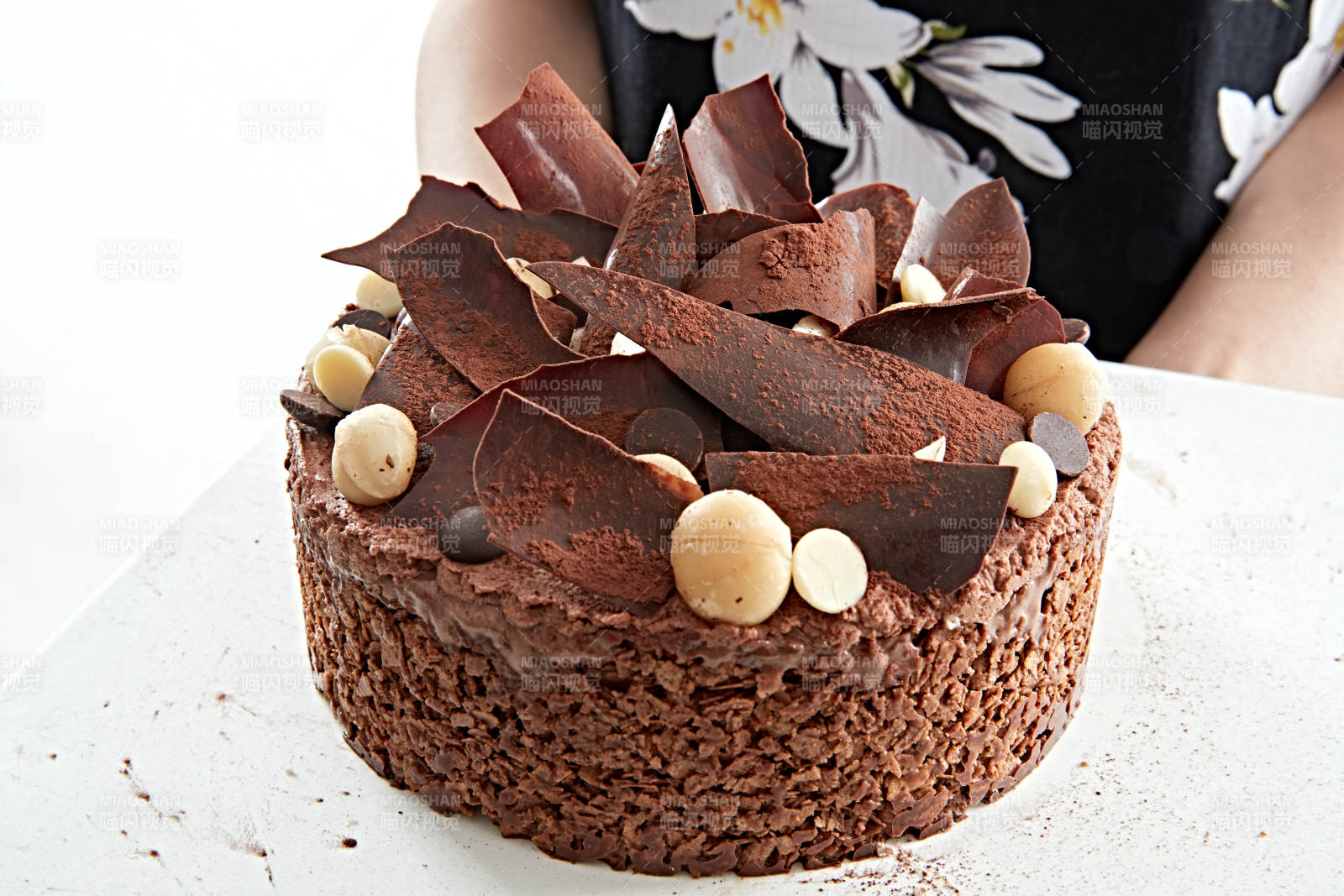 喝红酒品尝蛋糕的年轻女性图片