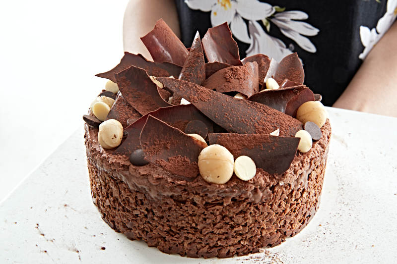 喝红酒品尝蛋糕的年轻女性图片