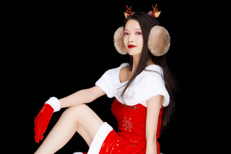 身穿圣诞服饰手提购物袋性感可爱的圣诞女郎图片