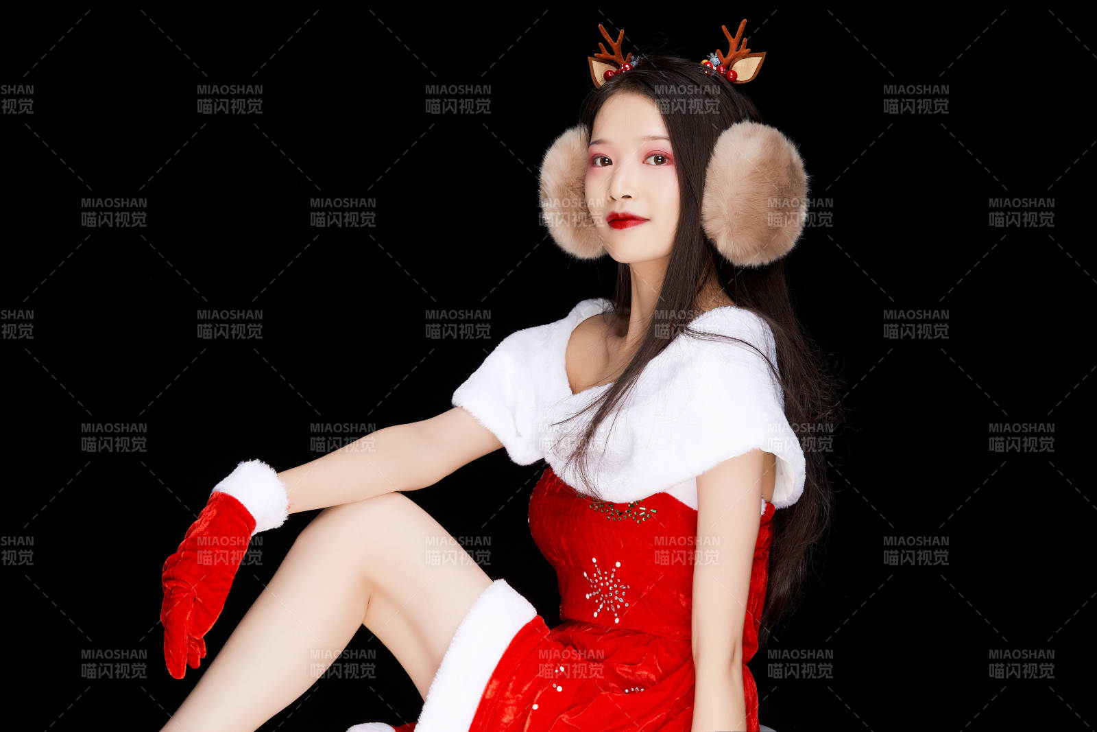 身穿圣诞服饰手提购物袋性感可爱的圣诞女郎图片