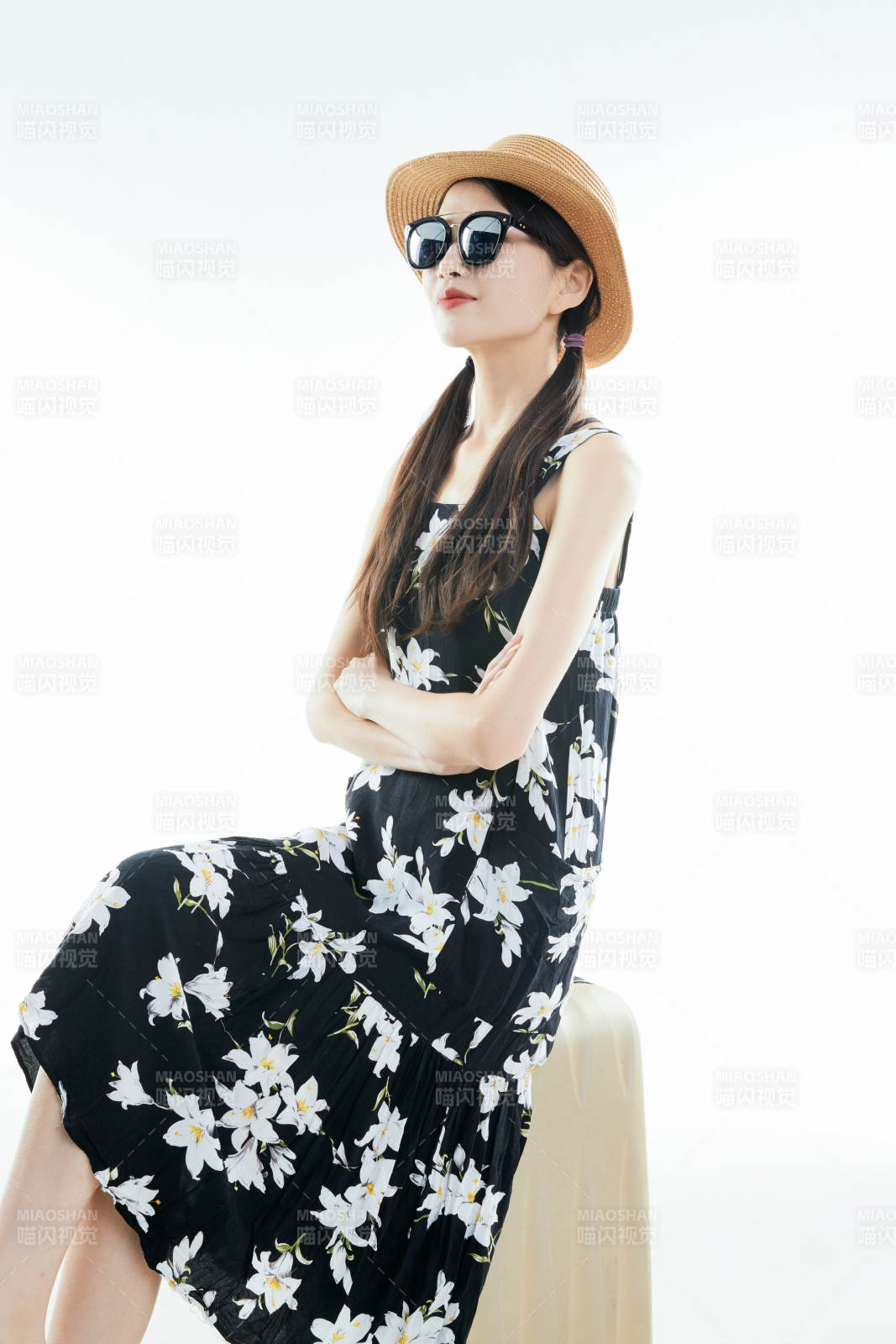 白色背景下准备出发旅行的美丽东方女大学生图片