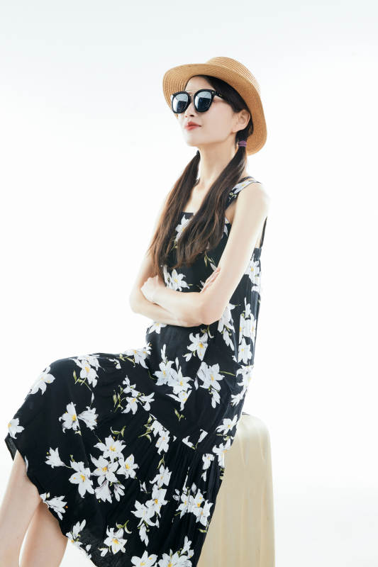 白色背景下准备出发旅行的美丽东方女大学生图片