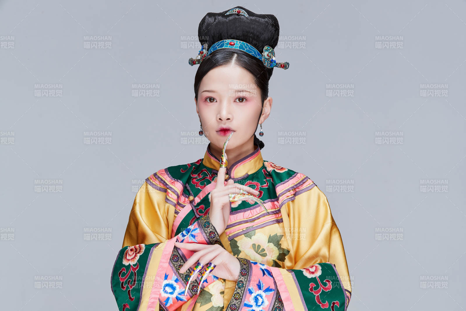 白色背景下的清代女性古装造型清朝古装图片