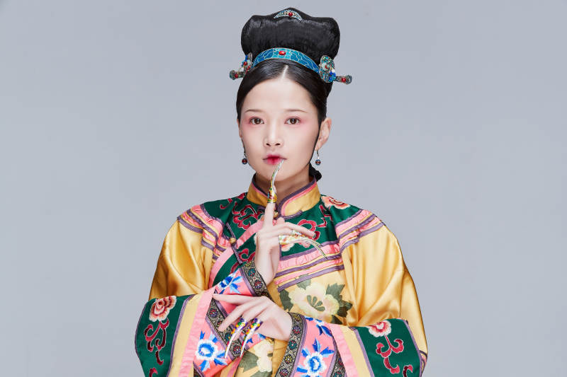 白色背景下的清代女性古装造型清朝古装图片