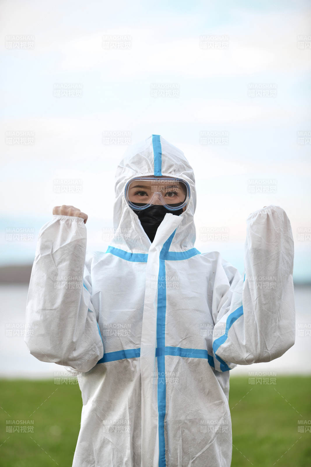 穿白色防护服佩戴护目镜口罩的女性防护人员图片