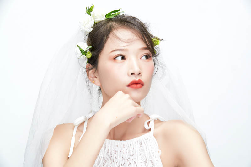 棚拍白色背景下的新娘美妆图片