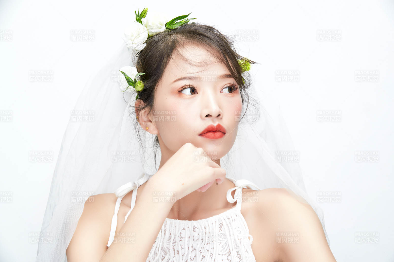 棚拍白色背景下的新娘美妆图片