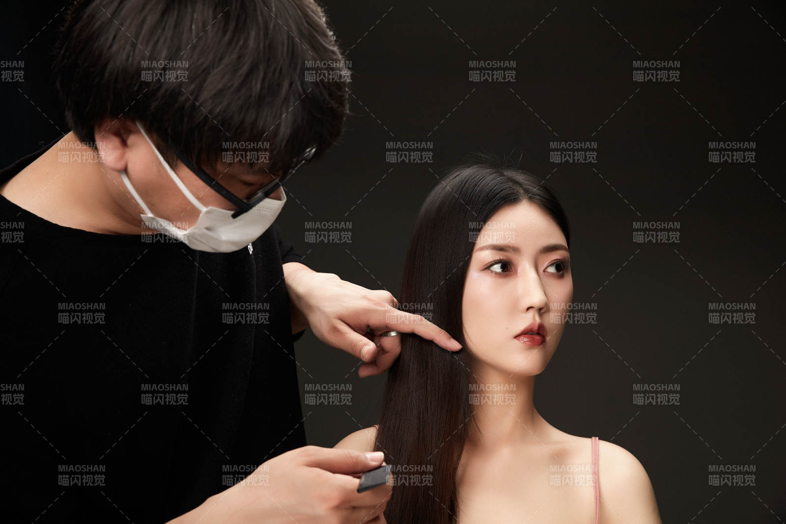 进行美妆化妆的化妆师与模特图片