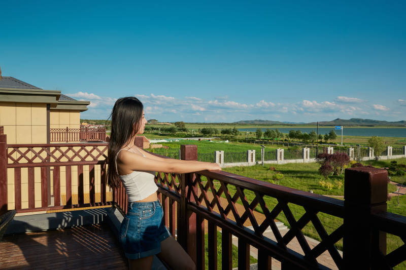 度假区酒店别墅天台上的美女图片