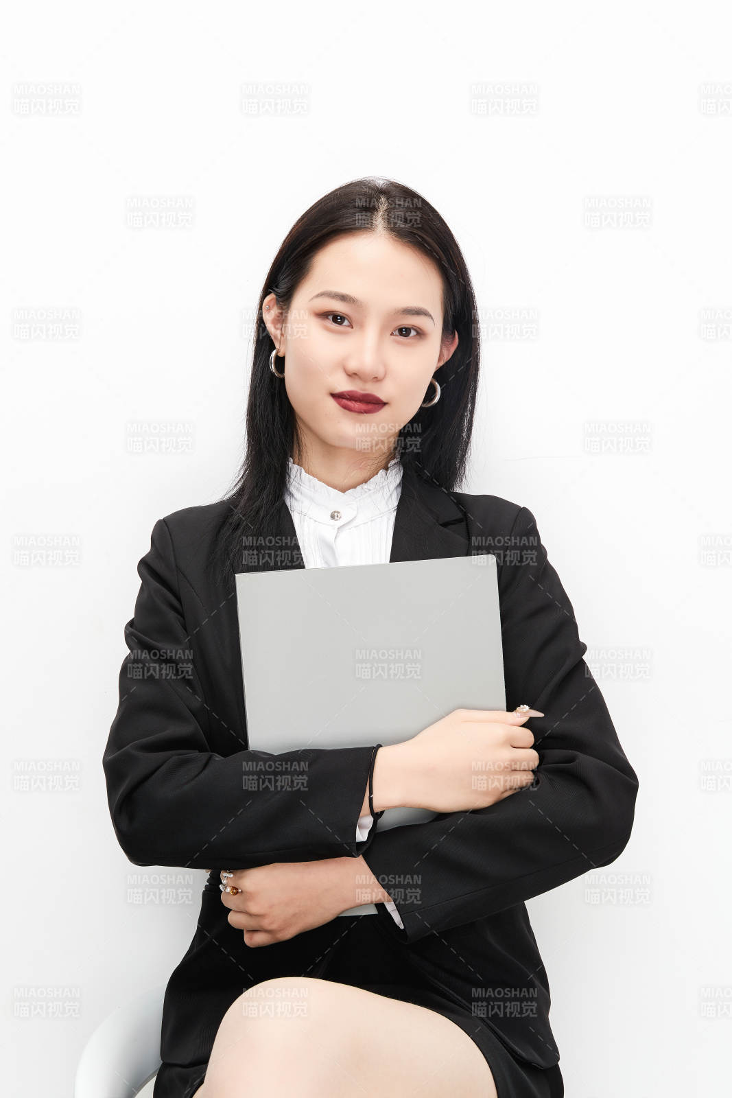 身穿西服拿着文件夹的美丽商务女士图片