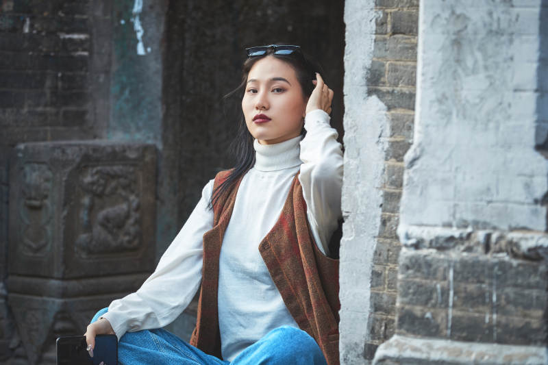 老旧城区里穿着复古港风的美丽清纯少女图片