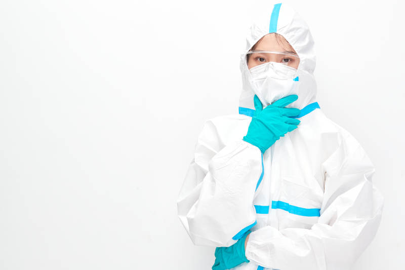 穿白色防护服佩戴护目镜口罩的女性医疗人员图片