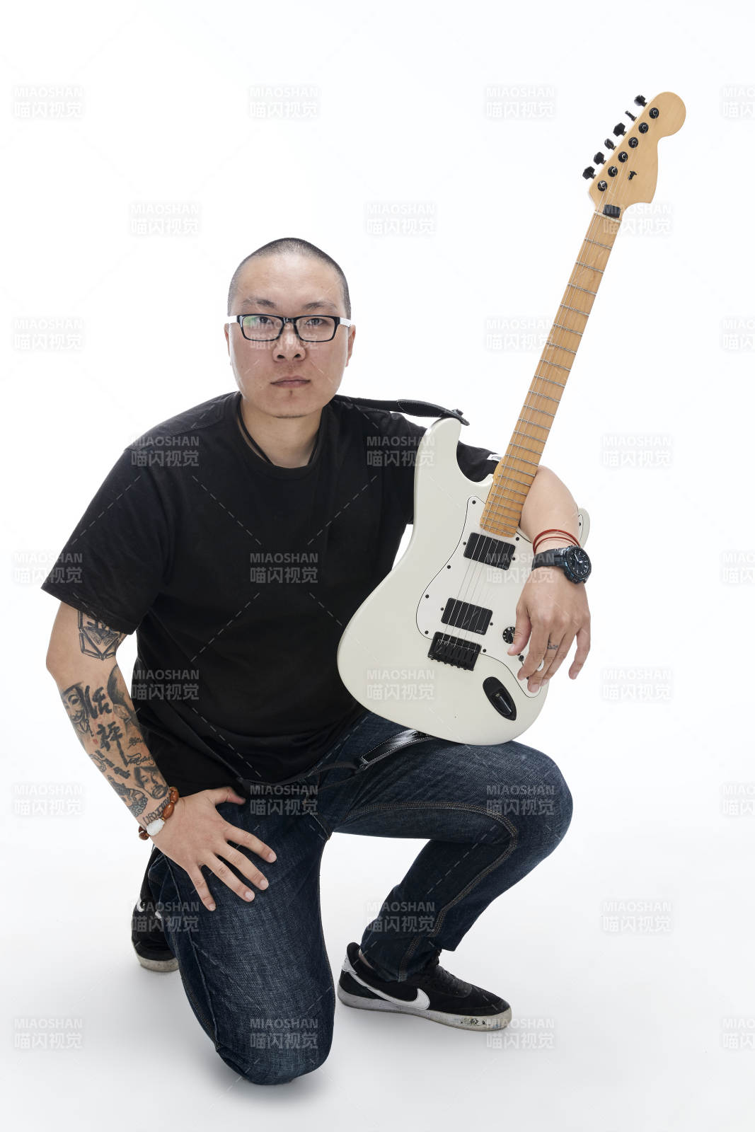 手持电吉他展示演奏的亚洲男性摇滚乐手人像图片