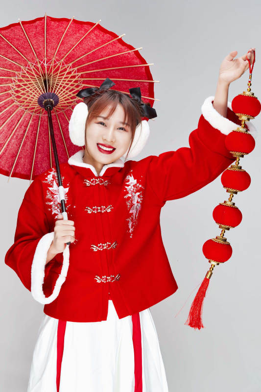 手打油纸伞手提红灯笼身穿喜庆汉服的可爱少女图片