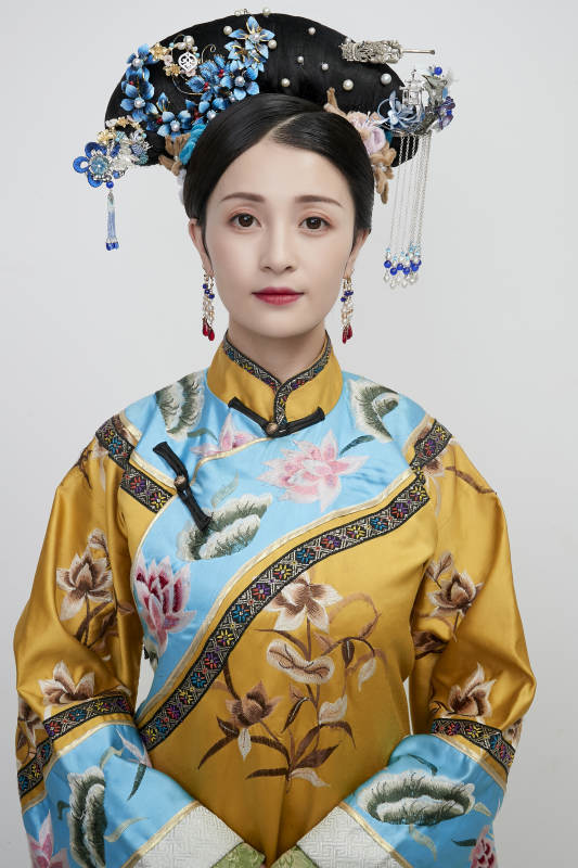 白色背景下的清代女性古装造型清朝古装图片