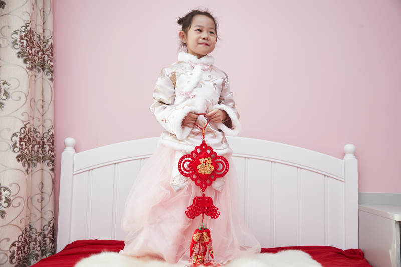 在家玩耍的亚洲小女孩图片