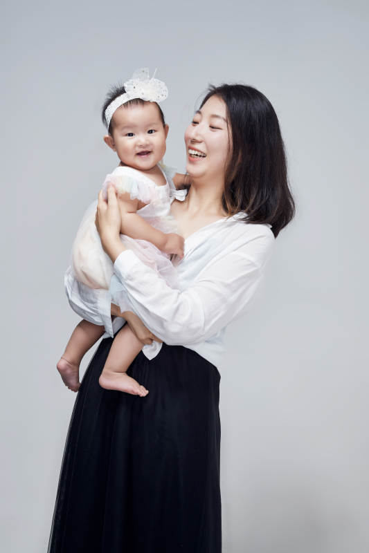 妈妈陪伴宝宝快乐的玩耍图片