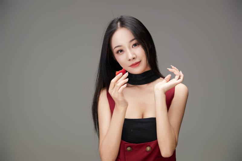 吃水果的亚洲东方长发少女图片