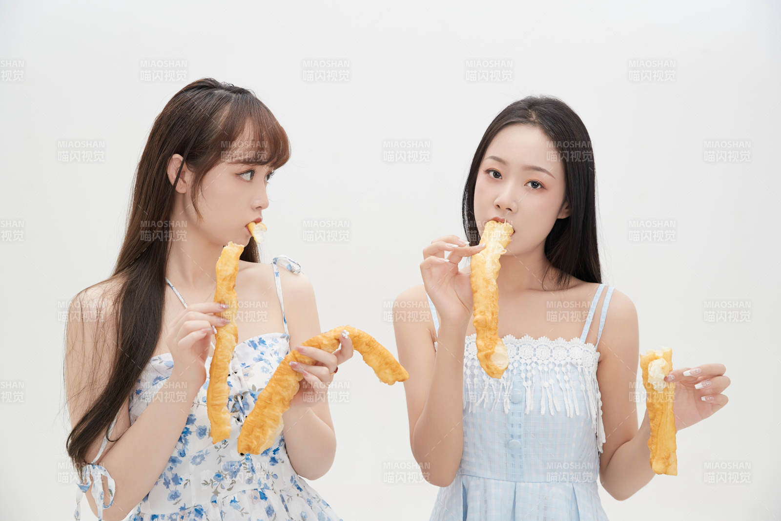 吃油条的亚洲可爱美女闺蜜图片