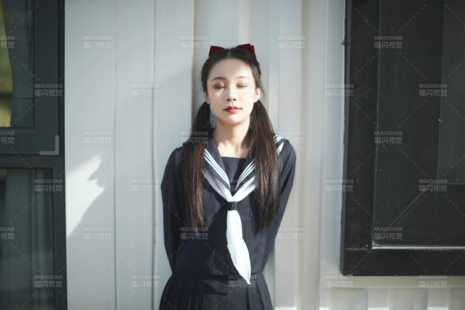 日系户外公园穿jk校服的少女图片