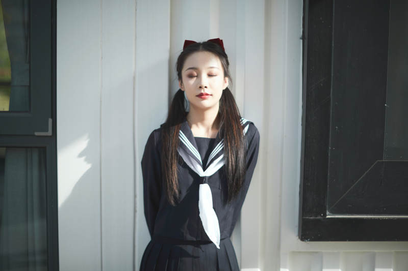 日系户外公园穿jk校服的少女图片