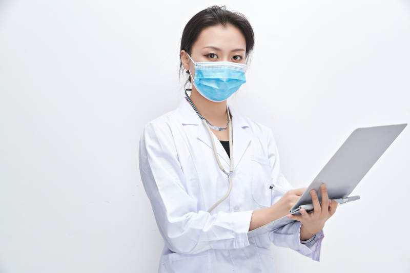 白色背景下手持病历夹的巡查医生人像图片