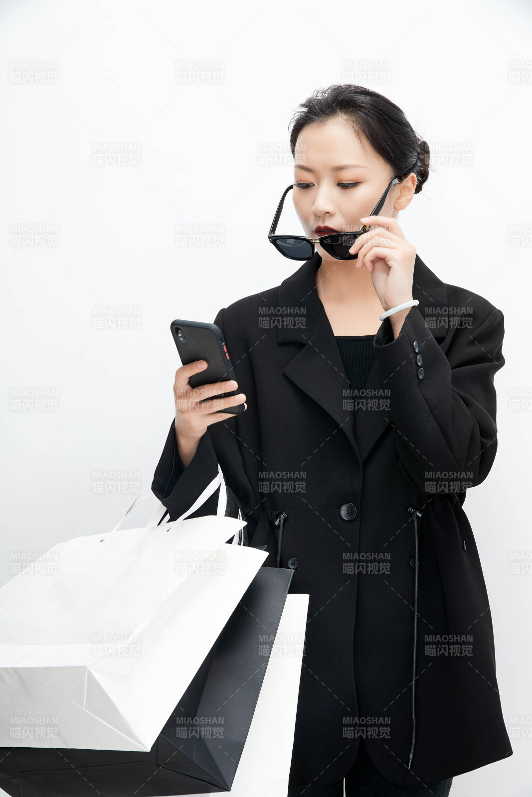 白色背景下手提购物袋时尚美丽的亚洲少女图片