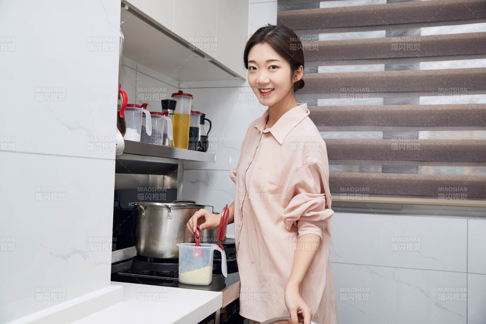 在厨房下厨的年轻亚洲女性图片