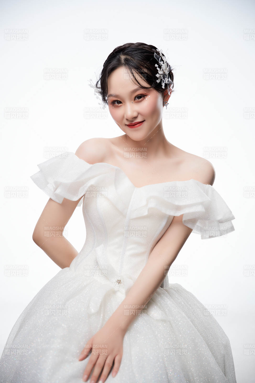 女性婚纱妆面图片