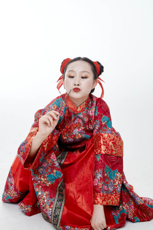 身穿中国传统服饰的青年女性图片