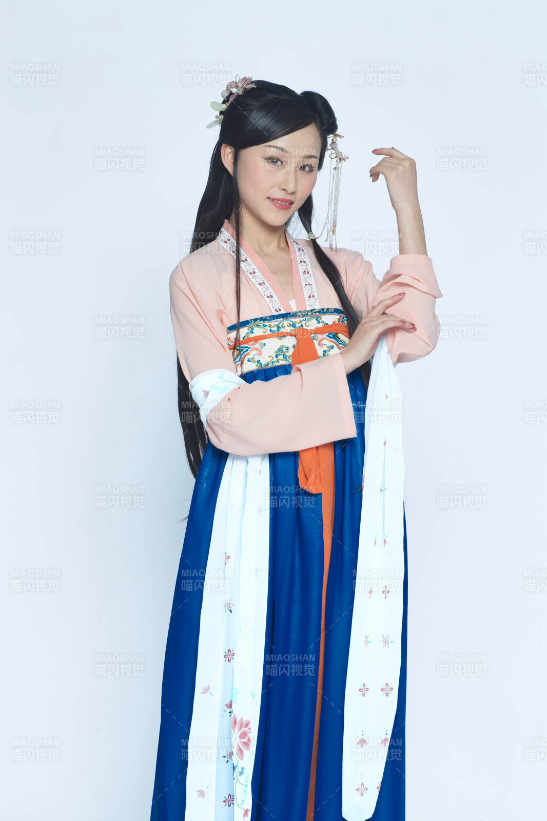 身穿古装的汉服女性人像汉服影棚拍摄图片