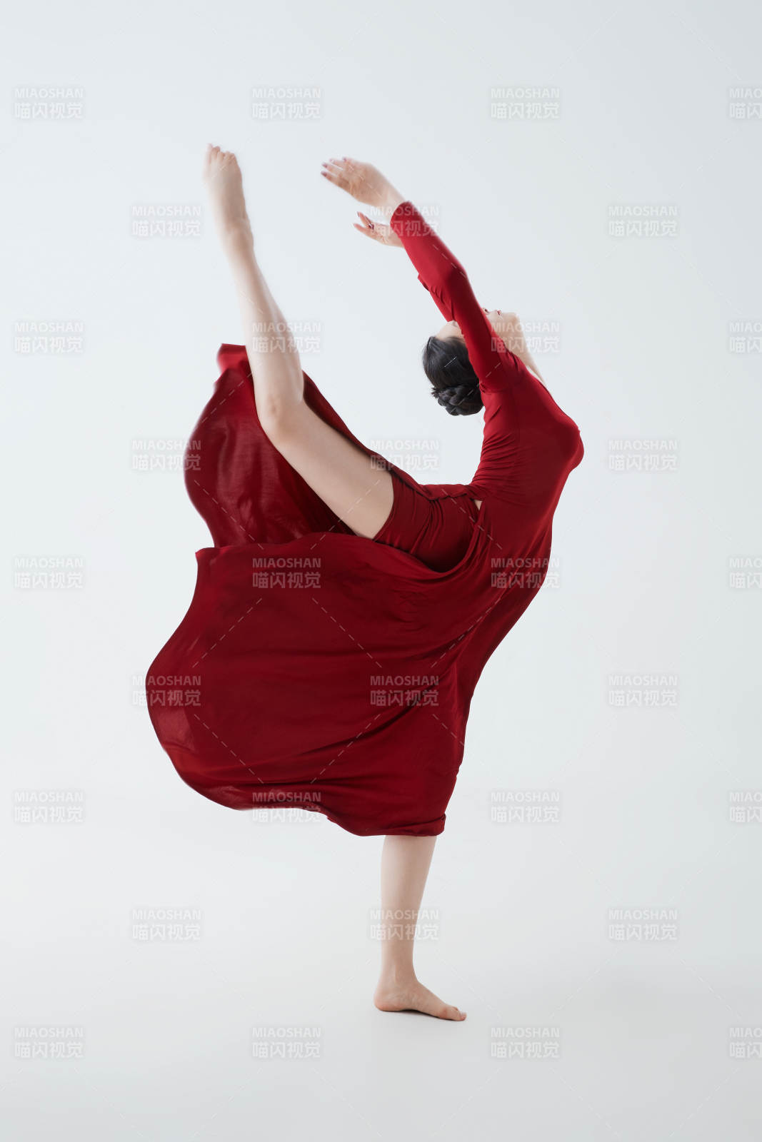 穿着红色长裙翩翩起舞的少女图片