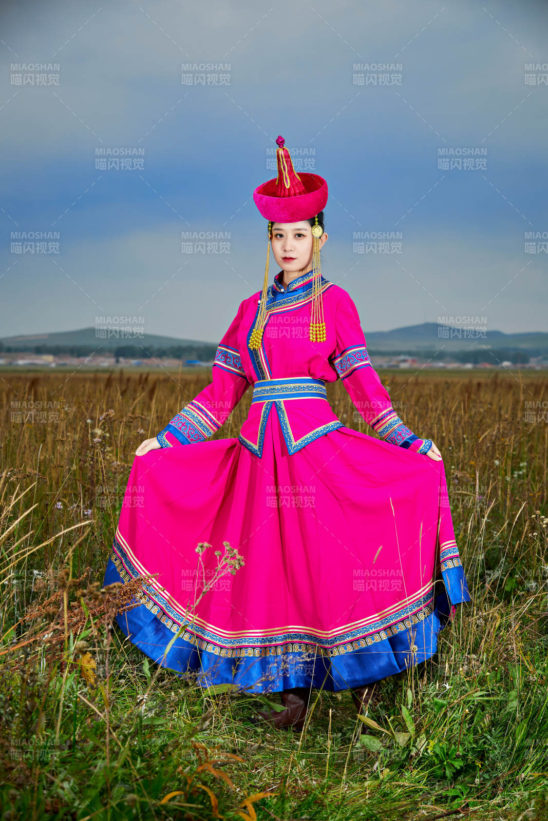 草原上身穿豪华蒙古族服饰的蒙族少女图片