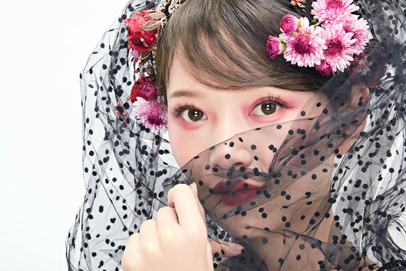 白色背景下的新娘彩妆美女人像图片