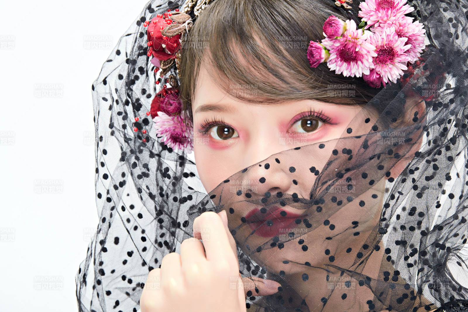 白色背景下的新娘彩妆美女人像图片