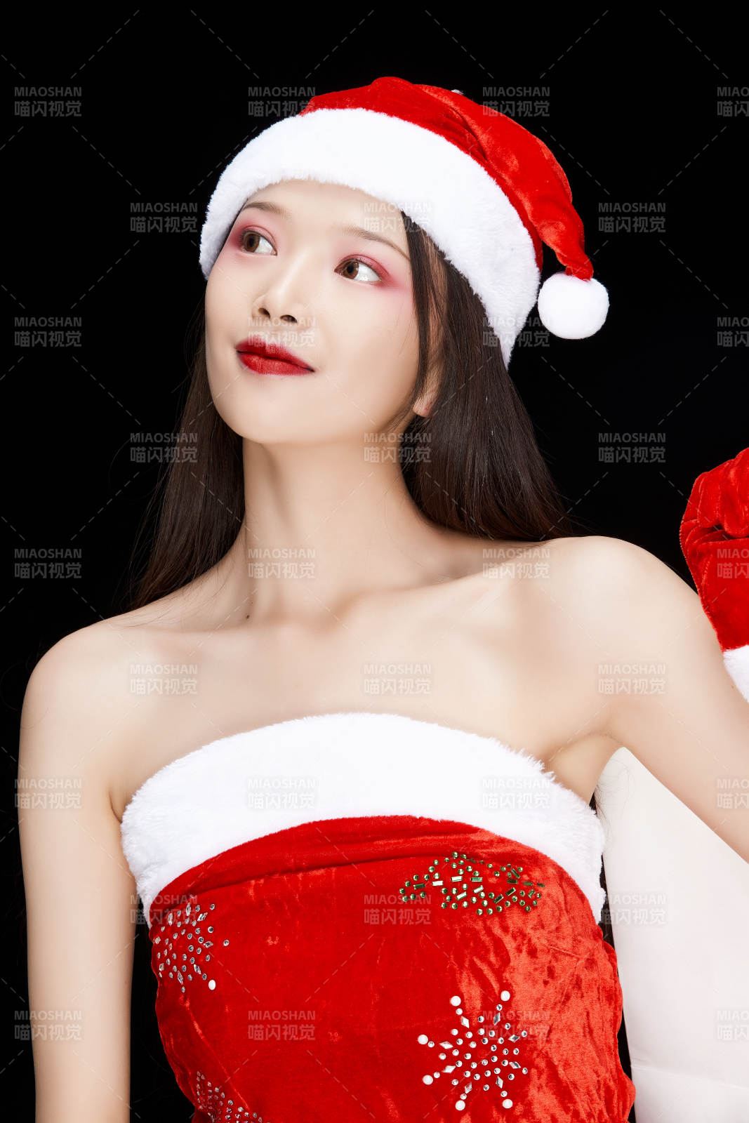 身穿圣诞服饰手提购物袋性感可爱的圣诞女郎图片