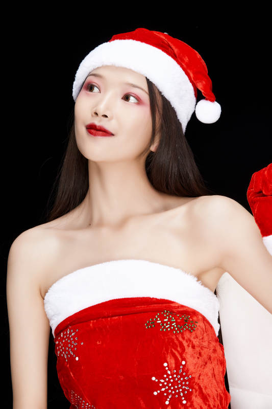 身穿圣诞服饰手提购物袋性感可爱的圣诞女郎图片