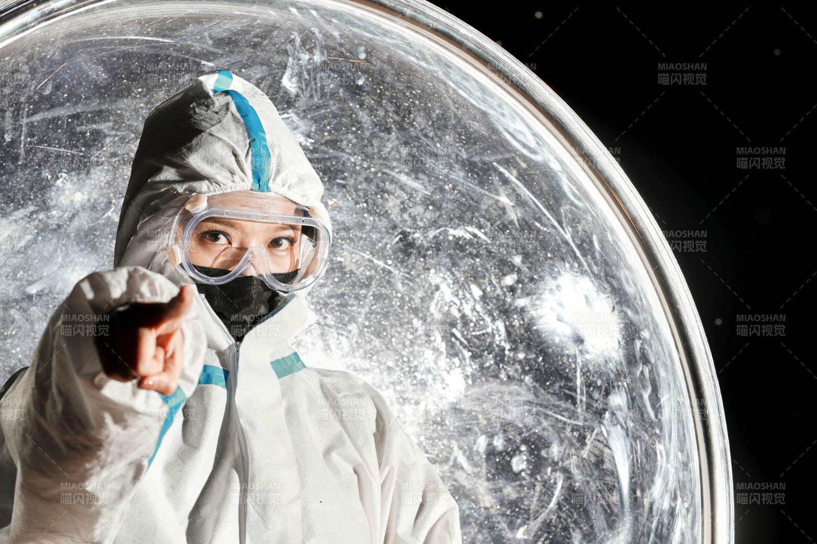 穿白色防护服佩戴护目镜口罩的女性防护人员图片