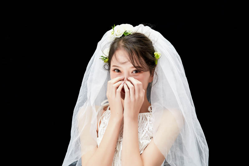 黑色背景下的美妆新娘彩妆人像图片