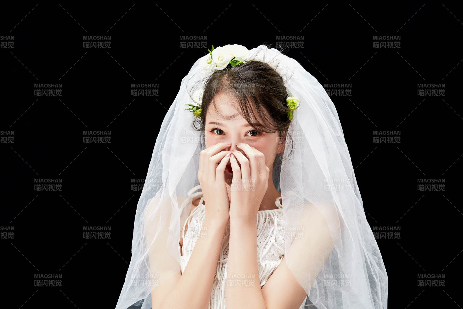 黑色背景下的美妆新娘彩妆人像图片