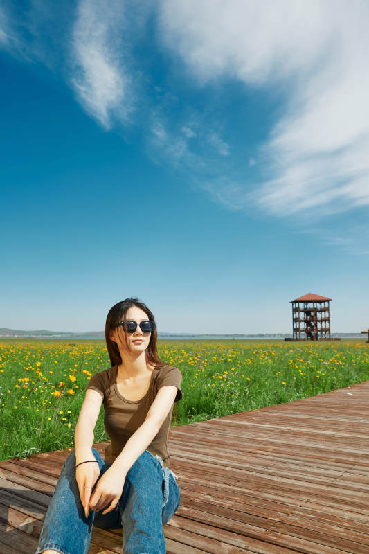 盛夏在草原湿地公园游玩的姑娘图片