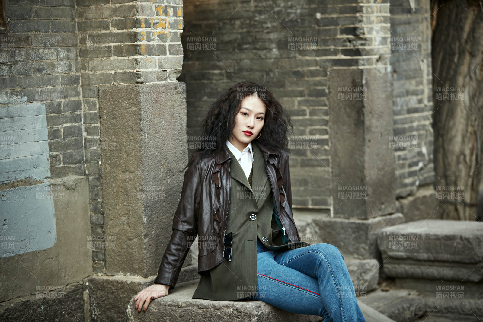 老旧城区里穿着复古港风的美丽清纯少女图片