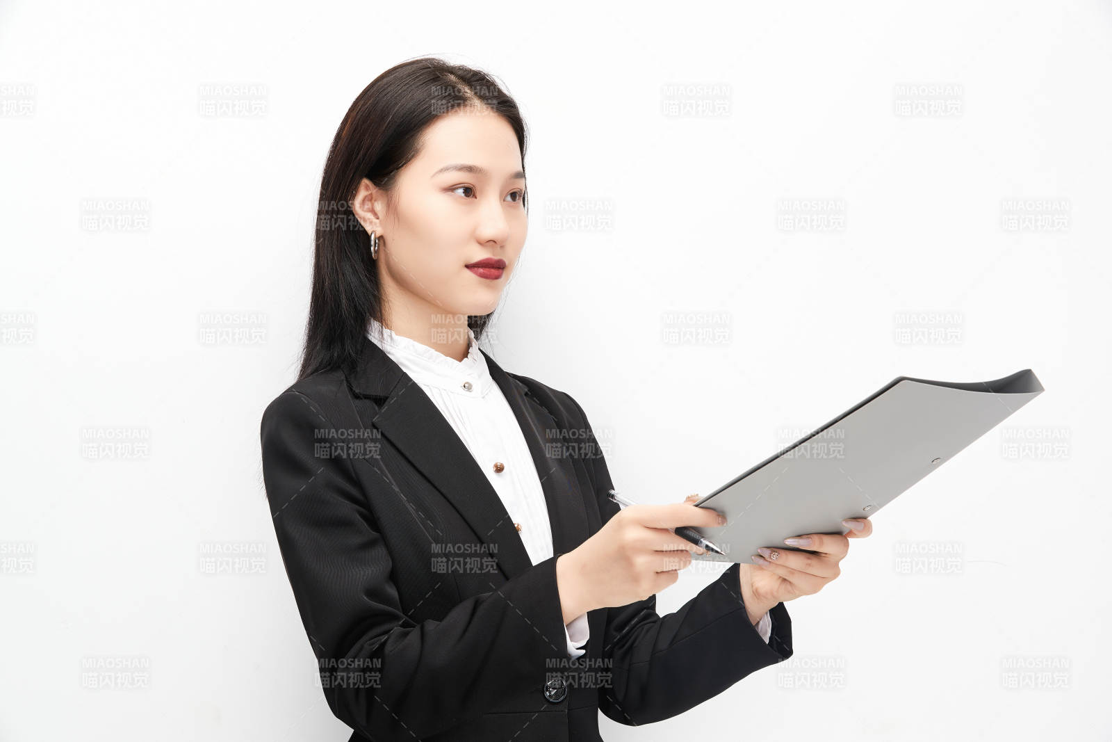 身穿西服拿着文件夹的美丽商务女士图片