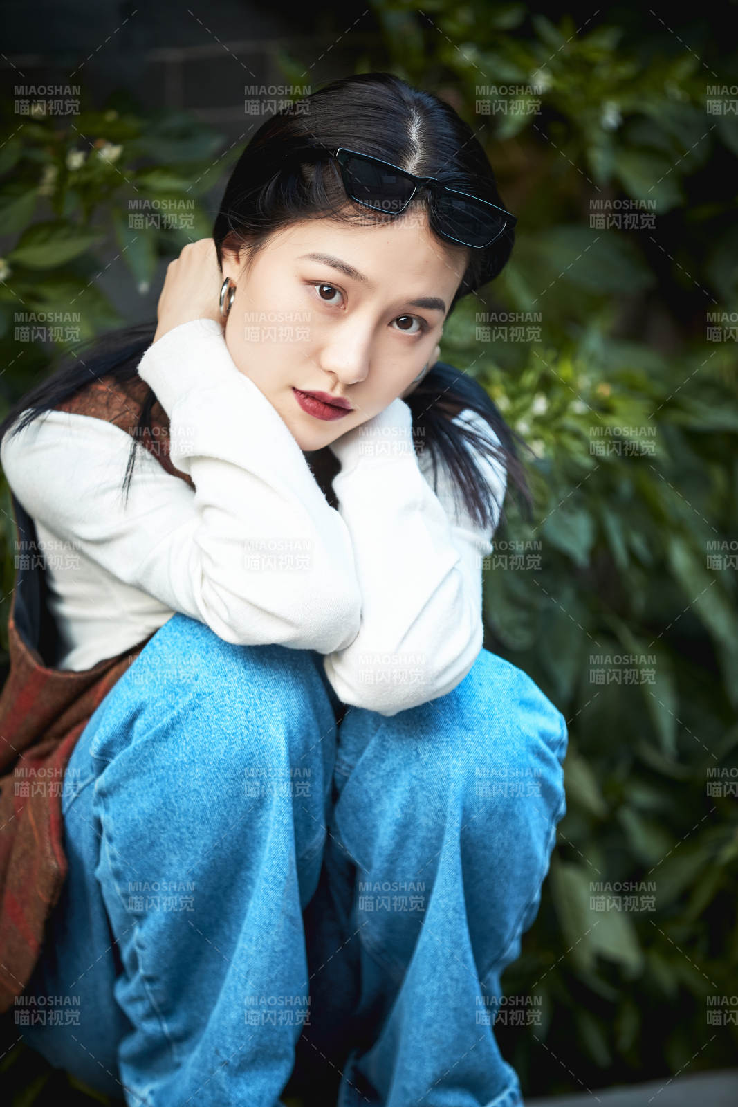 老旧城区里穿着复古港风的美丽清纯少女图片