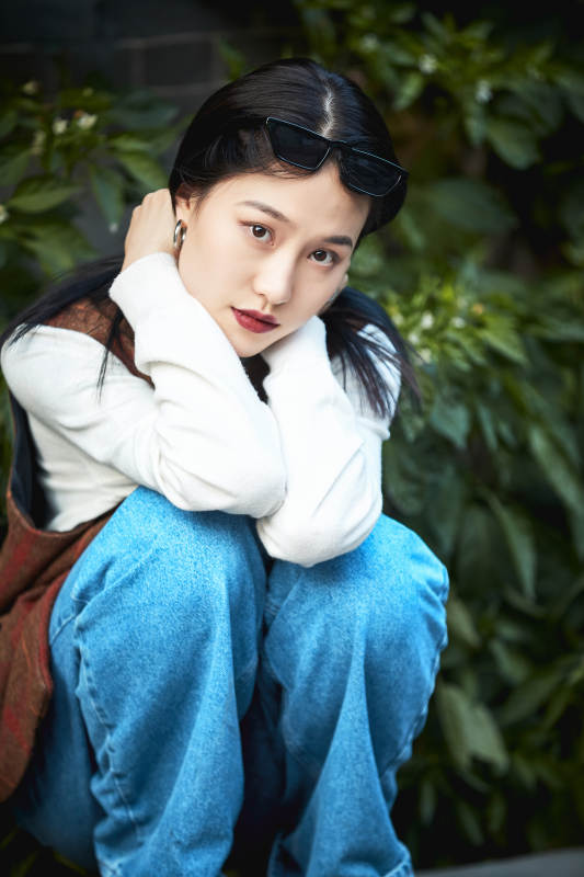 老旧城区里穿着复古港风的美丽清纯少女图片